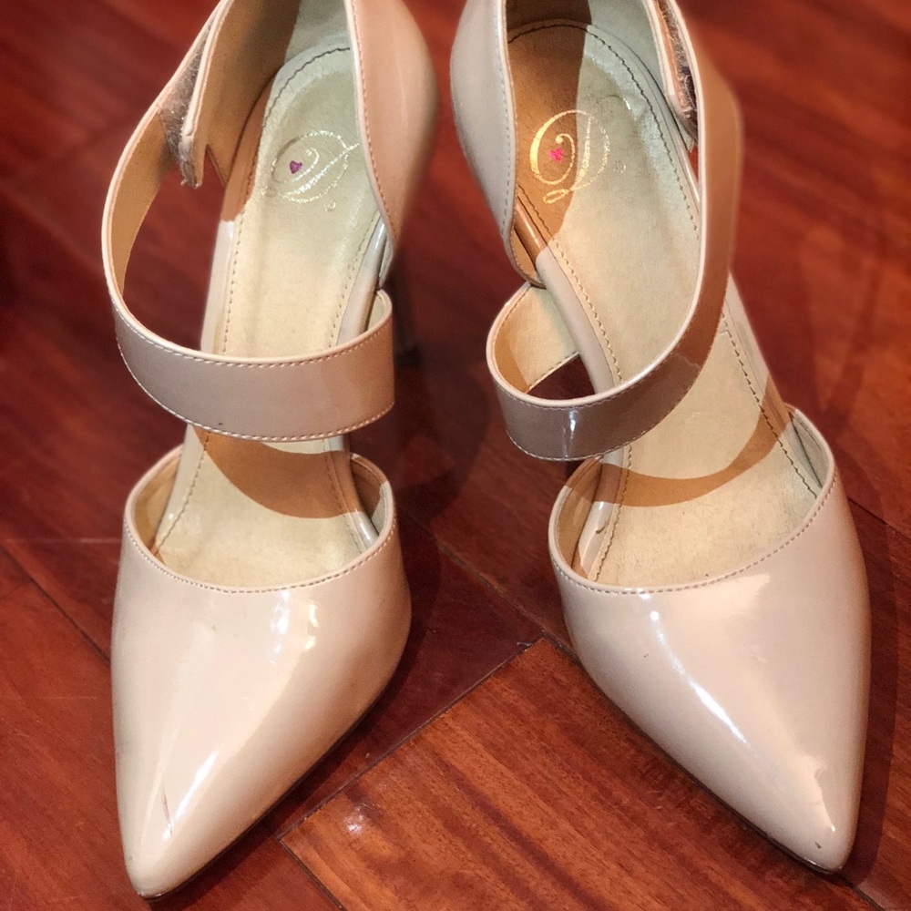 Nude pumps